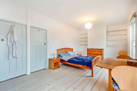 Superb family home located off Mill Road - Photo 3