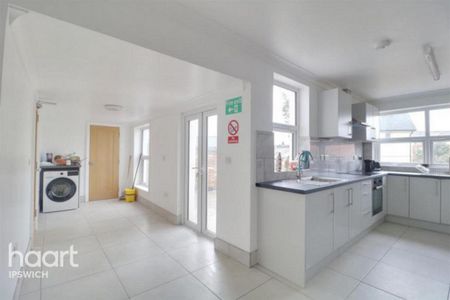 6 bedroom detached house to rent - Photo 4