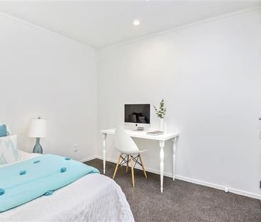 Stylish, Convenient, Modern Apartment - ACT FAST! - Photo 3