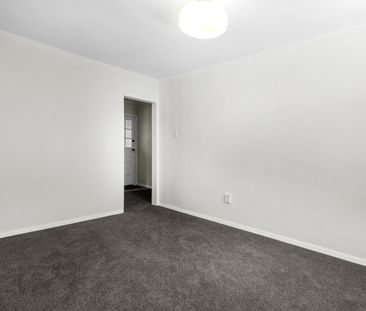 Cosy 2-Bedroom Home Plus Study with Large Deck in Strowan - Photo 2