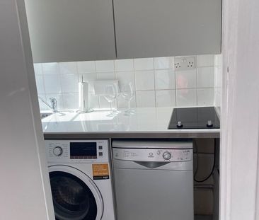 Studio Flat, Du Cane Court, SW17 - Photo 3