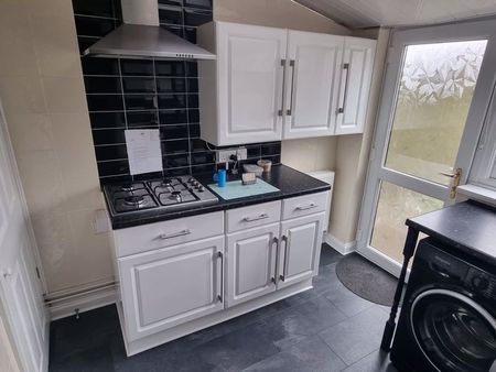 Blay Avenue, Walsall - Photo 2