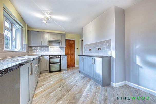 4 bedroom end of terrace house to rent - Photo 1