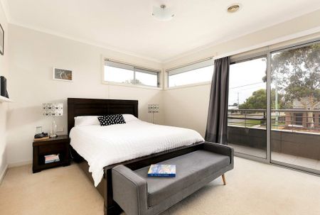 37 Outhwaite Road, Heidelberg Heights VIC 3081 - Photo 5