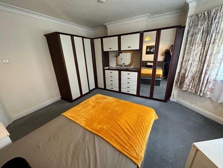 Room in a Shared House, Kingsmere Park, NW9 - Photo 4