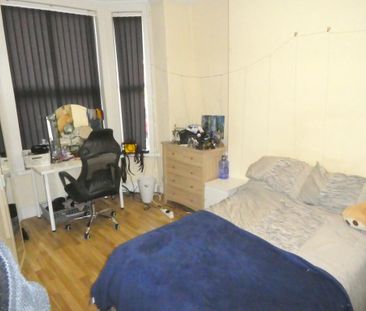 4 bedroom semi-detached house to rent - Photo 2