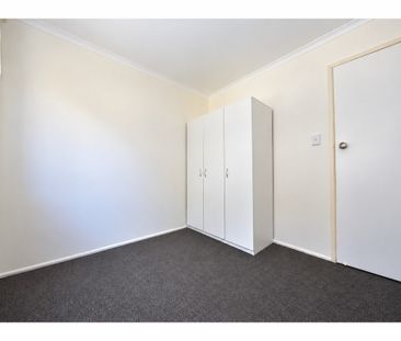 Very Central Location – Newly Renovated 3 Bedroom Unit - Photo 3