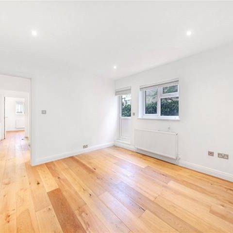 One Double Bedroom - Photo 1