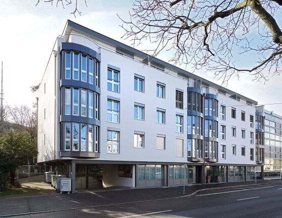 Modern living near the train station - Photo 1