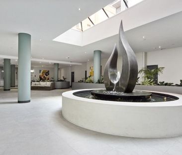 Over-sized luxury living! - Photo 2