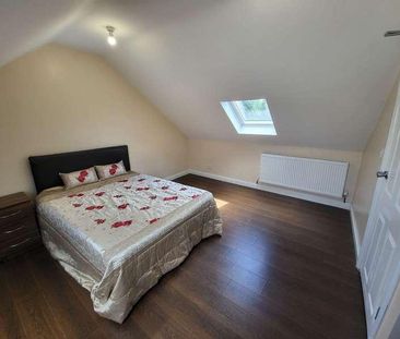 Large Attic Room With Private Toilet - Stockingstone Road, LU2 - Photo 4