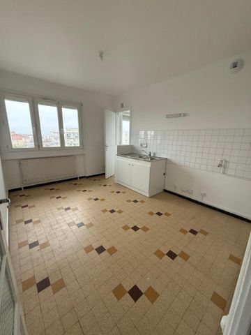 Location Appartement 4 pièces 79m² DECINES CHARPIEU 69150 - Photo 5