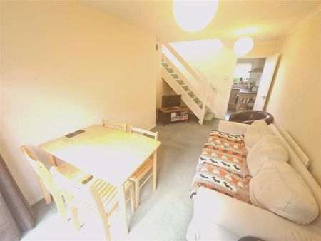 4 bedroom end of terrace house to rent - Photo 2