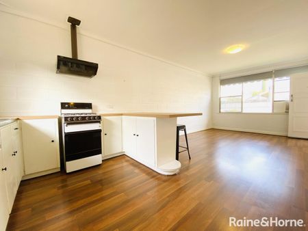 Cute 1 Bedroom Unit in a fantastic location! - Photo 3