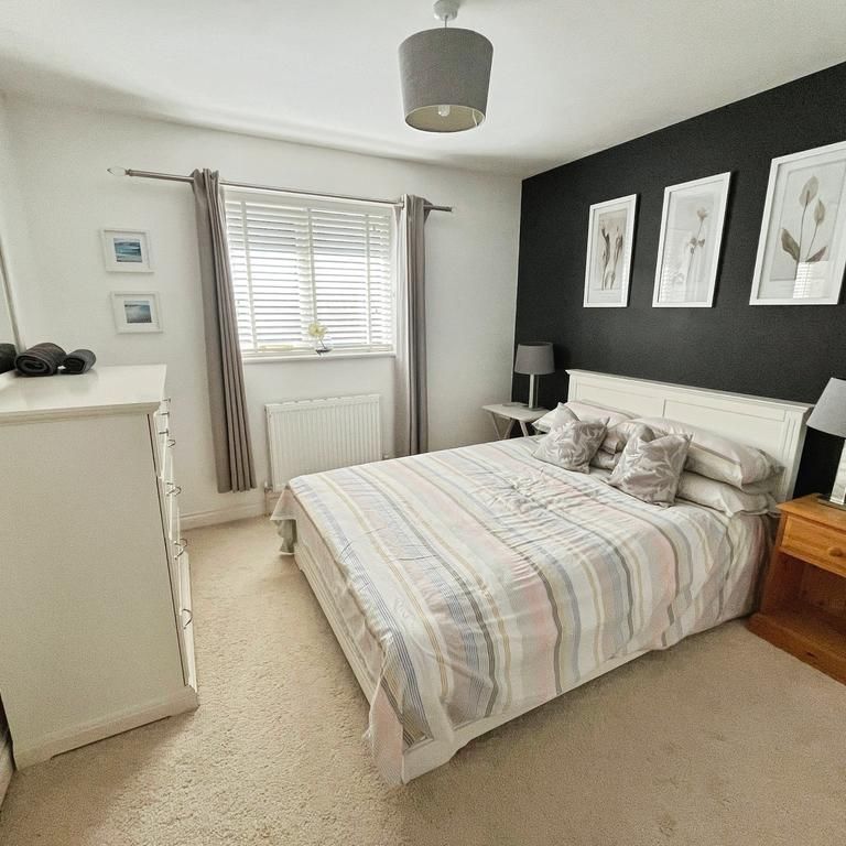 4 bedroom end of terrace house to rent - Photo 1