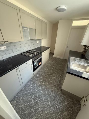 4 bedroom flat share to rent - Photo 4