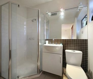 Spacious Unfurnished 1-Bedroom Apartment with Large Courtyard - Photo 6