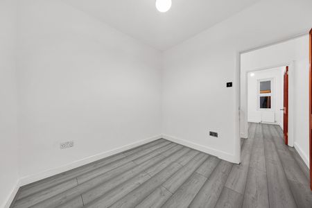 3 Bed Terraced House, Francis Avenue, IG1 - Photo 5