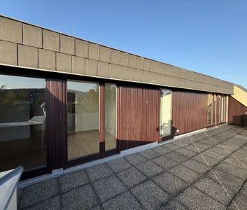Großzügige 3 Zimmer DG-Wohnung mit 30 m² Terrasse, Lagerraum & Tiefgarage - Photo 2