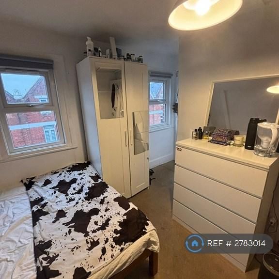 1 bedroom in a flat share to rent - Photo 1
