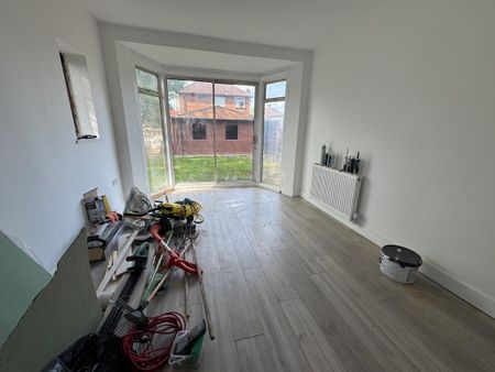 4 bedroom detached house to rent - Photo 2