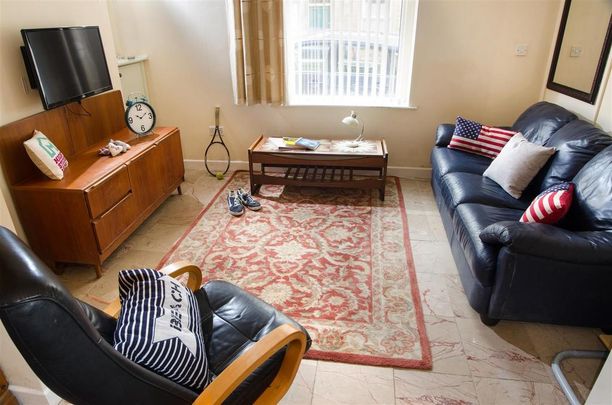 4 bedroom private hall to rent - Photo 1