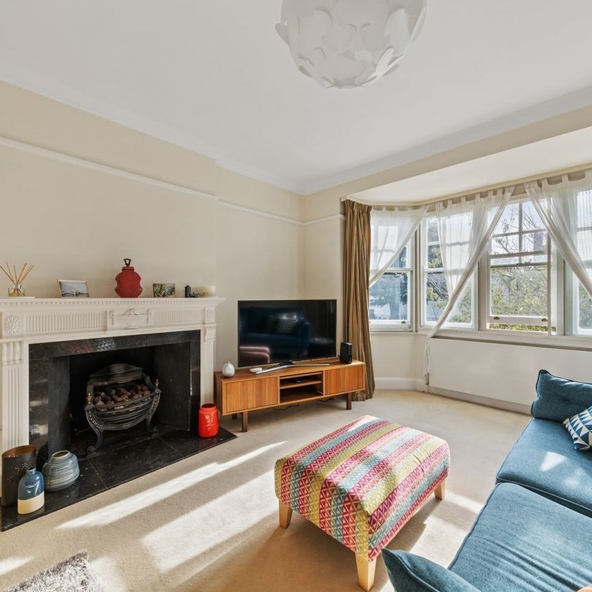 3 Bed Flat, Murray Road, SW19 - Photo 1