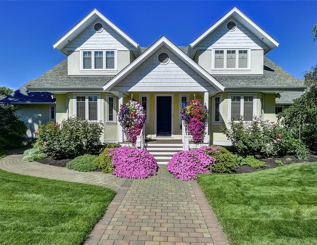 Bright Top Floor 1 Bedroom Suite near Hospital with Parking - Photo 1