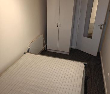 3 bedroom flat to rent - Photo 2