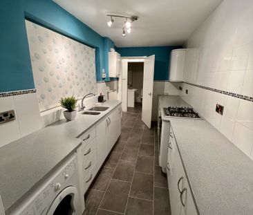 Well Presented 2-Bed Home Close to Local Amenities & Transport Link... - Photo 3