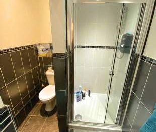 4 bedroom property to rent in Salford - Photo 3