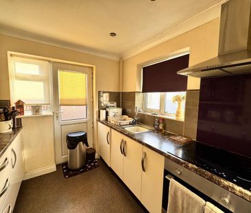 2 bedroom semi-detached bungalow to rent - Photo 2