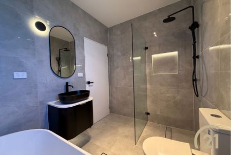 Brand New 5 Bedroom Duplex in Busby&excl; - Photo 2