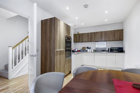 3 Bed Terraced House, Bathurst Square, N15 - Photo 3