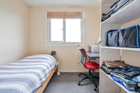 3 bedroom flat to rent - Photo 4