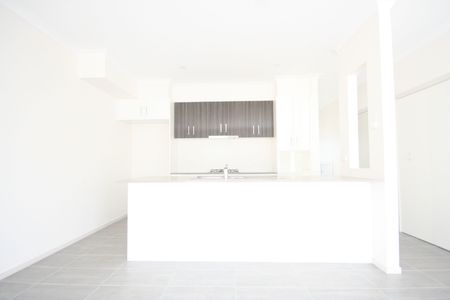 Three Bedroom Terrace in Central Location - Photo 5