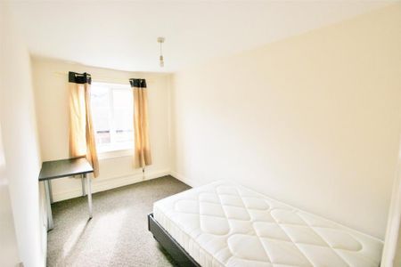 3 bedroom flat to rent - Photo 4