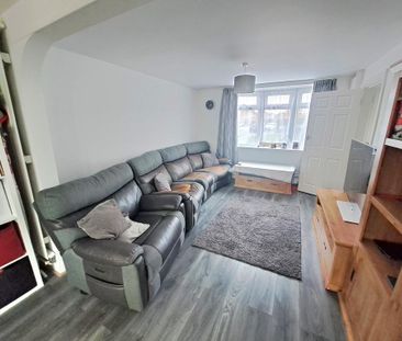 3 bedroom end of terrace house to rent - Photo 3