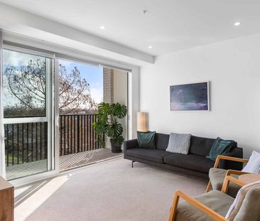 MODERN LUXURY| 1X CARPARK | WHITEWARE | TRAIN STATION - Photo 2