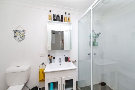 Renovated one bedroom unit on first floor of small block - Photo 3