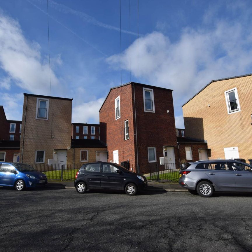 Old Chester Road, Birkenhead - Photo 1