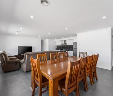 FAMILY HOME IN YORKDALE ESTATE WITH SIDE ACCESS - Photo 4