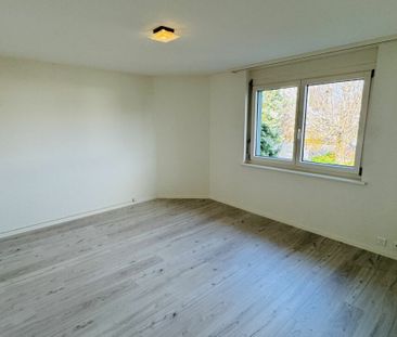 Schöne 2.5-Zimmerwohnung mit Lift, Balkon, Keller, AEP und eigener ... - Photo 2