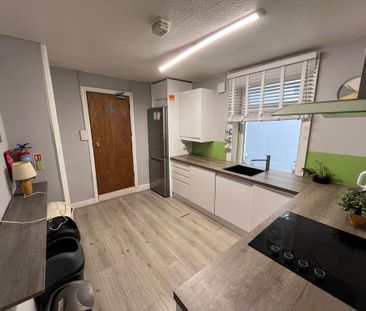 4 bedroom terraced house to rent - Photo 3