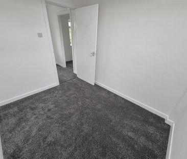 3 bedroom end of terrace house to rent - Photo 2