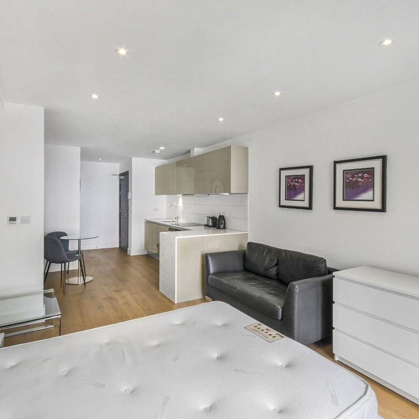 Studio Flat, Westworth House, W6 - Photo 1