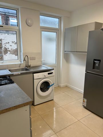 3 Bed Terraced House, Caryl Grove, L8 - Photo 3