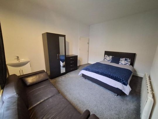 1 bedroom in a house share to rent - Photo 1