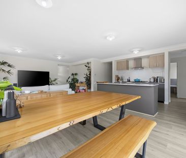 MODERN FAMILY LIVING - Photo 4