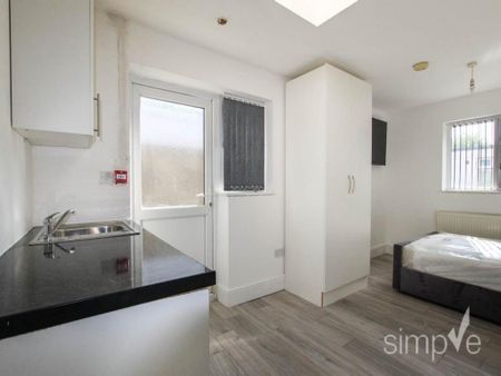 1 bedroom in a house share to rent - Photo 4